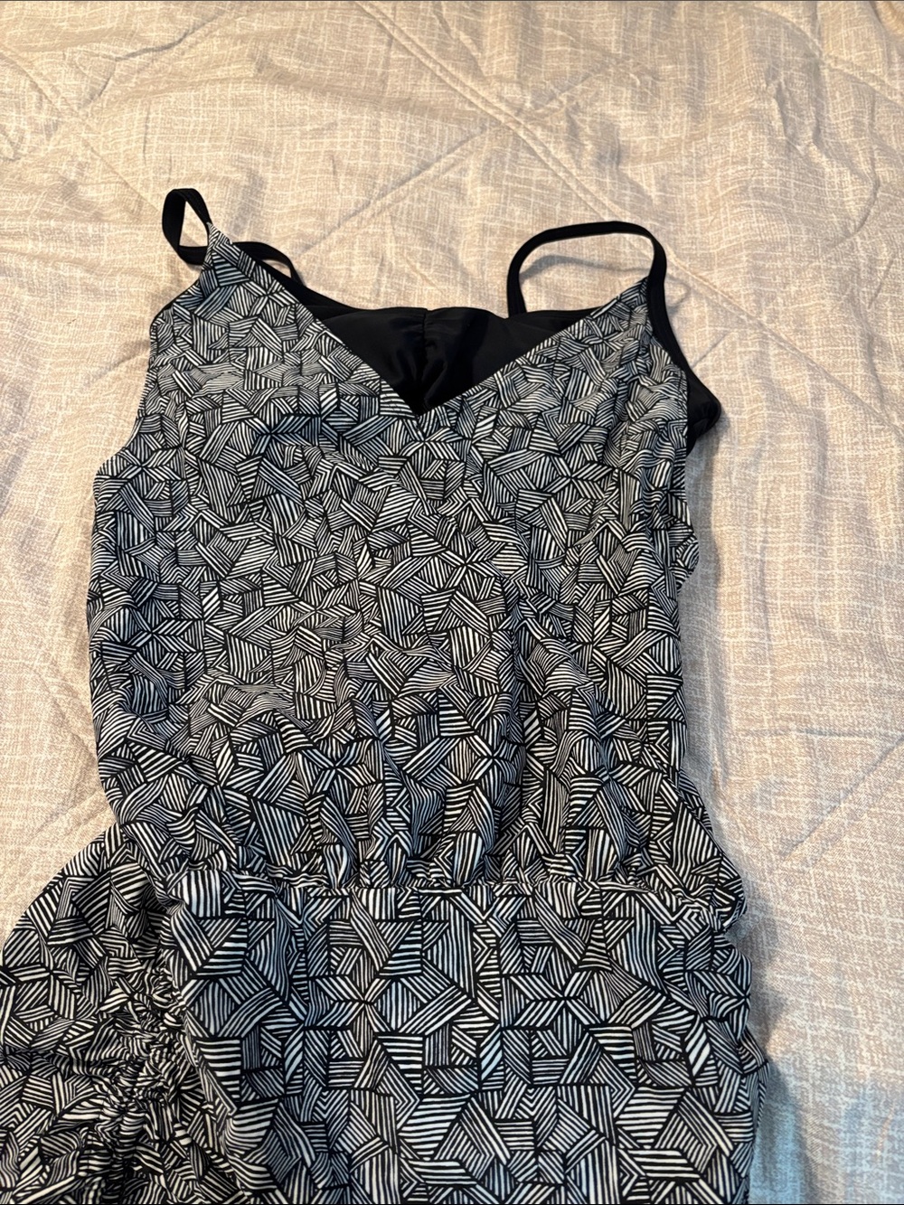 ATHLETA | Black and White Laguna Side Scrunch Tankini Swim Top Sz. 34D/DD